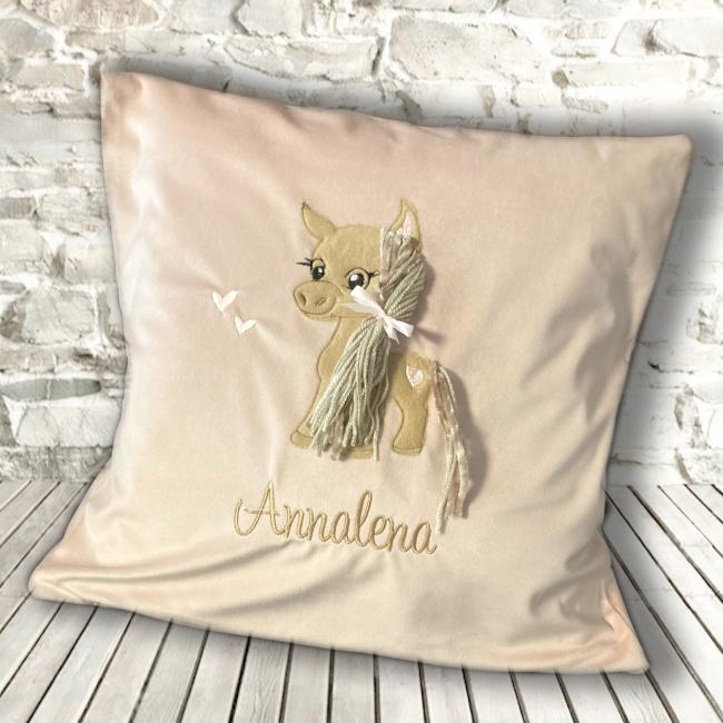 Kissen Pony Applikation gestickt ♥ Süßes Pony ♥ mit Wollhaaren und Wunschname